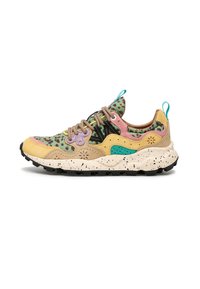 Sneaker multicolore con tomaia in materiali misti, caratterizzata da motivi animalier, accenti beige e rosa, suola maculata e lacci testurizzati.