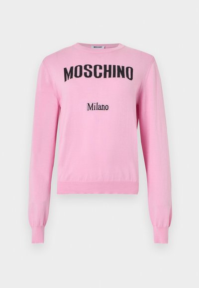 Pull en tricot à manches longues de couleur rose pâle avec "MOSCHINO" en grandes lettres noires et "Milano" en lettres noires plus petites sur le devant.
