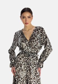 Leopardenmuster Wickelkleid mit langen Ärmeln, tiefem V-Ausschnitt, taillierten Bund und Bindegürtel. Weicher Stoff mit glatter Textur und abwechslungsreichen Mustern.