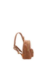 Zaino in pelle marrone chiaro con forma arrotondata, dettagli con zip dorate, spallacci regolabili e una tasca frontale con un piccolo scomparto con zip.