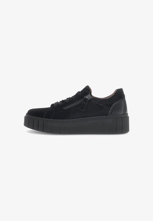 Zwarte suède sneaker met een chunky zwart platformzool, zijritsdetail en textuuraccent op de zwarte hiel. Veters voor een goede pasvorm.
