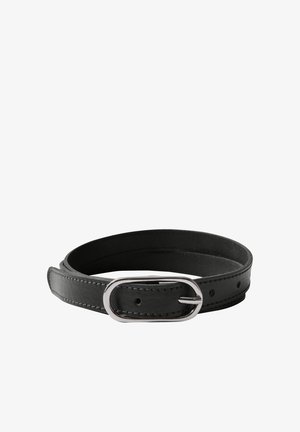 Schwarzer Ledergürtel mit glatter Textur, silberner ovaler Schnalle und mehreren Löchern für eine verstellbare Passform. Genähte Details entlang der Kanten.