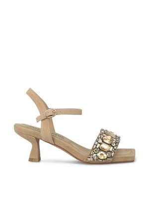 Sandalo con tacco in suede beige, con cinturino alla caviglia, punta quadrata e dettaglio di strass sul ponte. Design con tacco a blocco basso.