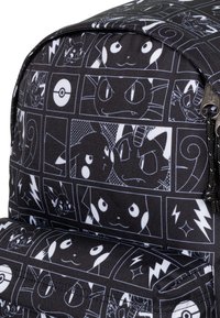 Zaino in tessuto nero con personaggi Pokémon in stile cartone animato bianchi, disposti in un layout a strisce a fumetti con espressioni facciali e forme varie.