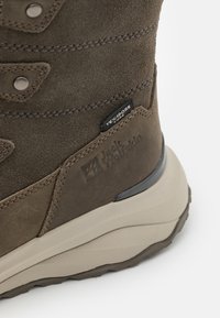 Jack Wolfskin DROMOVENTURE TEXAPORE HIGH W - Stivali da neve  - cold coffee