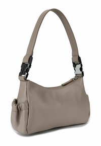 Beige leren handtas met een ronde vorm, geperste zijkanten en contrasterende hardware op de schouderband. Voorzien van een ritssluiting aan de bovenkant.