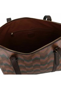 Sac en toile à motif zigzag marron avec une fermeture éclair en haut, des accents en cuir et un intérieur spacieux doublé, comprenant une petite poche zippée.