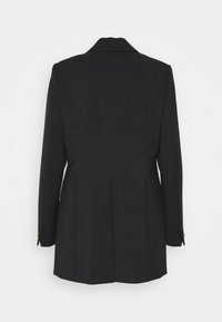 Blazer nero su misura, design monopetto, rever a lancia, maniche lunghe, tessuto liscio, spacco posteriore, bottoni a contrasto sui polsini.