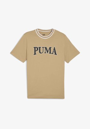 T-shirt beige à manches courtes avec col rond bordé blanc et grand texte noir "PUMA" sur la poitrine.