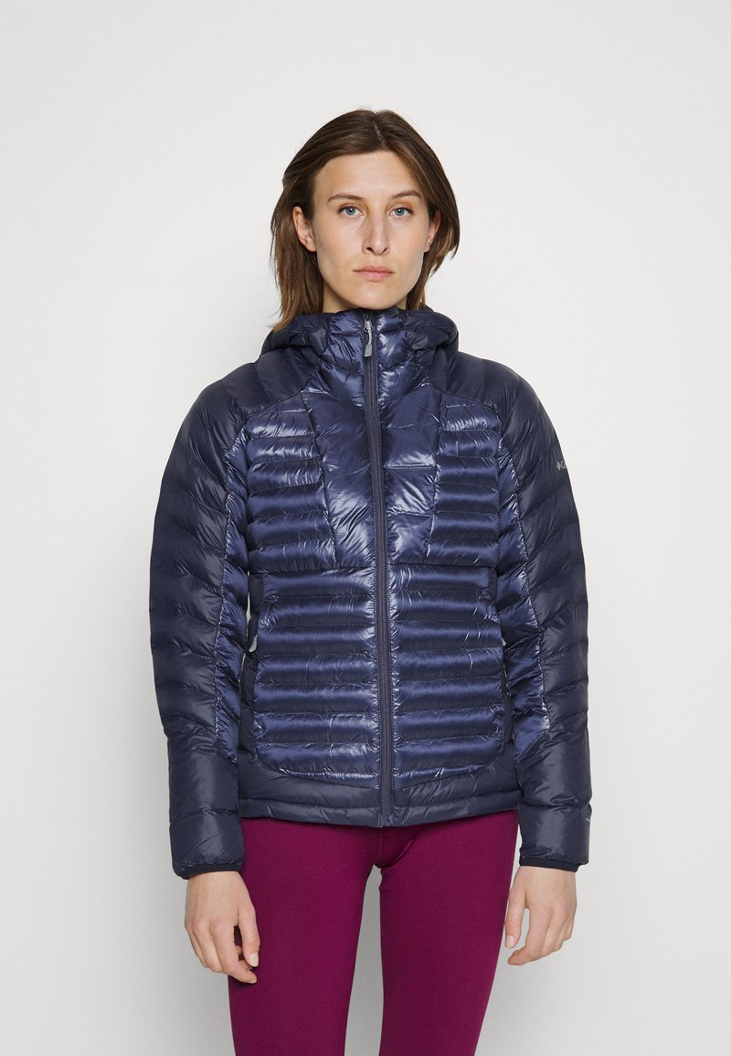Doudoune marine avec un design matelassé, munie d'un col haut et d'une capuche, fermeture éclair et manches longues ; matériau léger et brillant.
