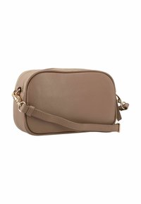 Bolso de cuero marrón tipo bandolera con acabado texturizado, forma rectangular, herrajes dorados y correa ajustable. Cierre de cremallera en la parte superior.