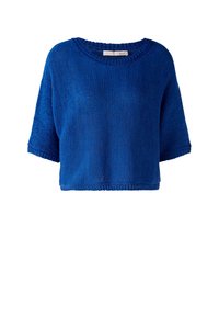 Niebieski, dzianinowy sweter z krótkim rękawem i okrągłym dekoltem, wykończony prążkowanymi krawędziami, prezentowany na białym tle.