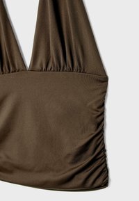 Hnědý top bez rukávů s hlubokým výstřihem, s nabíranou látkou a hladkým povrchem. Design zahrnuje přiléhající korzet a sklady.