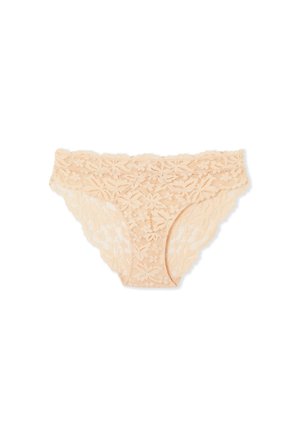 Mutandine in pizzo di colore pesca chiaro con motivo floreale, bordi scallop e texture semitrasparente. Vita elastica per il massimo comfort.