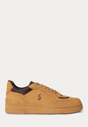 Baskets basses couleur camel avec détails en mesh brun, lacets à l’avant et logo Polo sur le côté et la semelle.