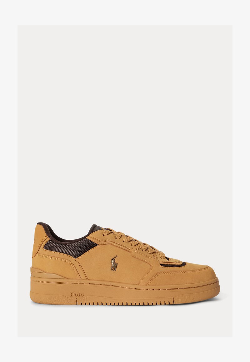Ταν παπούτσι τύπου sneaker χαμηλού πάνω μέρους με καφέ λεπτομέρεια από δίχτυ, κορδόνια στο μπροστινό μέρος και λογότυπο Polo στο πλάι και στη σόλα.