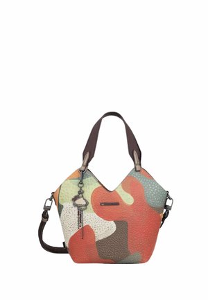 Borsa colorata e testurizzata con motivi astratti in arancione, verde, beige e marrone, dotata di manici scuri e un ciondolo decorativo appeso.