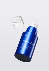 Bottiglia cilindrica blu con pompa bianca e cappuccio trasparente, etichettata "Medicube One Day Exosome Shot 7500", capacità 30 ml.