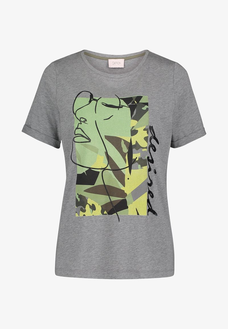 Camiseta gris de manga corta con arte lineal abstracto de cara en verde y amarillo y patrón de camuflaje, que presenta la palabra "reservado" de manera vertical.