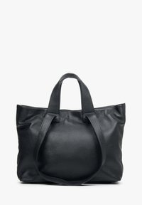 Zwarte leren tote bag met een gestructureerd oppervlak, zachte, afgeronde vorm en stevige dubbele handvatten. Eenvoudig ontwerp zonder zichtbare hardware.