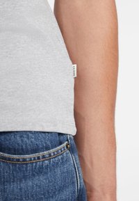 Guess Jeans Marškinėliai su spaudiniu - grau