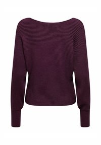 Pull violet côtelé avec un large décolleté et des manches longues. Texture douce et design ajusté, avec des rayures horizontales sur toute la surface.