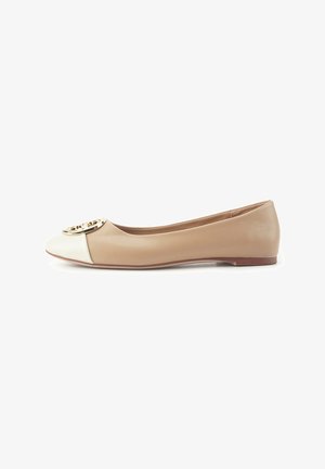 Beige nahka ballet-tossut, joissa on valkoinen kärki ja kultainen logo koristeena. Sujuva pinta, pyöreä muoto, matala korko.