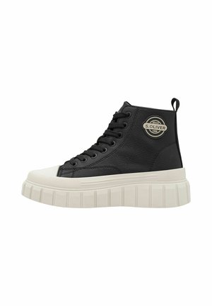 Baskets montantes en simili cuir noir avec une finition texturée. Présentent des semelles en caoutchouc blanc et un patch logo circulaire sur le côté.