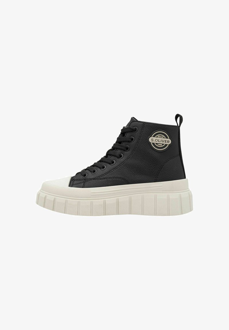 Kõrge profiliga mustad faux nahast sneakerid, millel on tekstureeritud viimistlus. Omavad valgeid gommi tallasid ja ringikujulist logo täkki küljel.