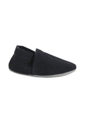 Dunkelblaues Slipperpaar aus weichem Wildleder mit runder Zehenform und niedrigem Knöcheldesign. Besitzt eine graue Wildledersohle und minimale Hardware-Akzente.