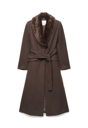 Lungo cappotto invernale marrone con colletto in pelliccia sintetica, chiusura con bottoni e cintura in vita, taglia piccola, mostrato disteso su sfondo bianco.