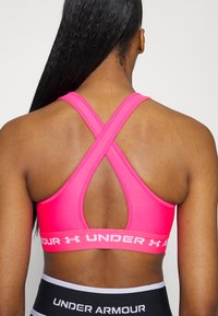 Under Armour CROSSBACK MID  - Sutiã desportivo de suporte médio - electro pink/white