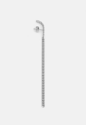 Silberfarbener langer Kettenohrring mit Stecker und Schmetterlingsverschluss vor schlichtem hellgrauem Hintergrund.