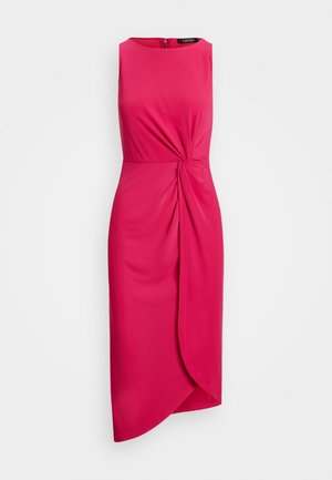 Dopasowana sukienka bez rękawów w intensywnym różowym kolorze, z wiązaniem w talii w kształcie skręconego węzła i asymetrycznym dołem. Gładki materiał z zamkiem błyskawicznym na plecach.