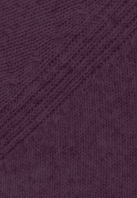 Strickstoff in dunkelpink mit einem strukturierten Muster, das diagonale Reihen und subtile Variationen in der Dicke aufweist. Weicher und warmer Erscheinungsbild.