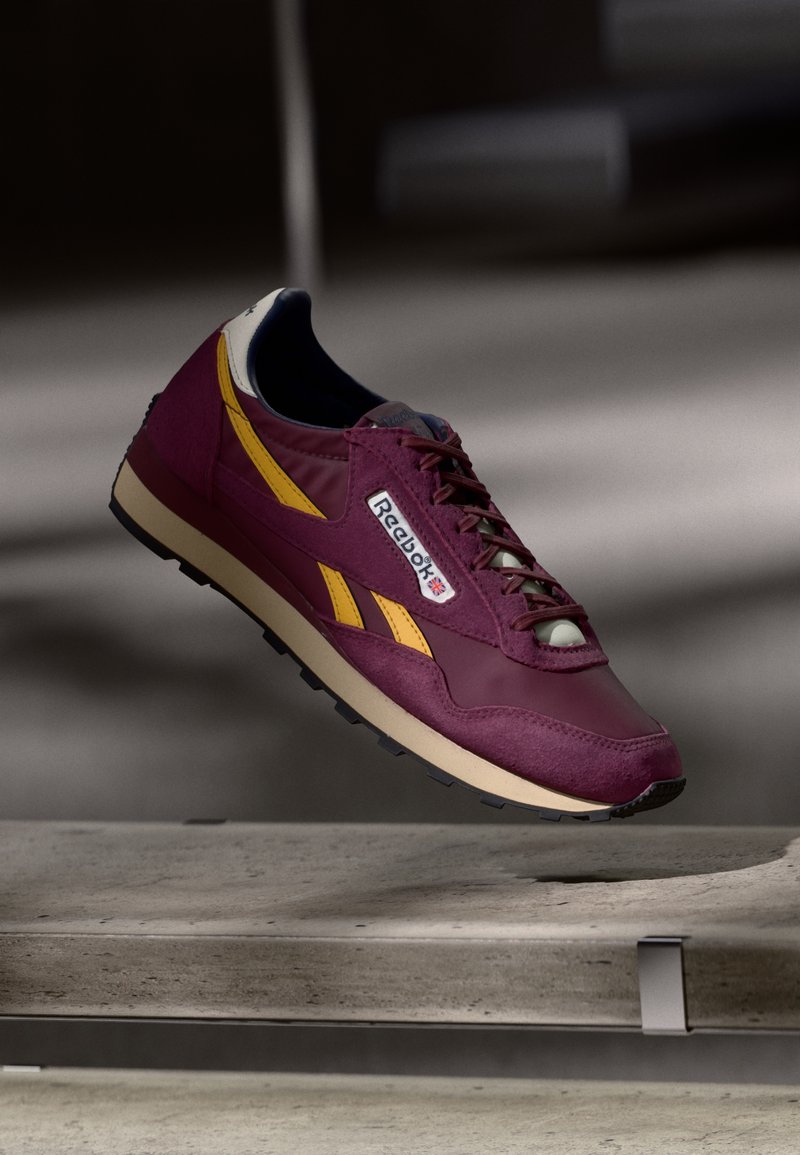 Reebok Classic AZTEC II UNISEX - Tenisice - black cherry/alabaster/grit ...