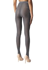 Grå, glitrende strømpebukser med tætsiddende pasform, tekstureret udseende og høj talje, båret med nude højhælede sko. Bagfra vist.