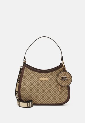 Bruine handtas met patroon, bovenhandvat, afneembare canvas schouderriem met merklogo en een rond muntenportemonneetje bevestigd aan de rechter voorkant.