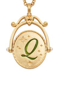 Gouden hangerketting met een ovale vorm met een gegraveerde groene "L." Inclusief parelaccenten en sterversieringen die lijken op diamanten.