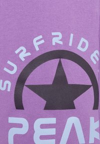 Lila Baumwoll-T-Shirt mit einem schwarzen Stern und weißen Text, der "SURFRIDER PEAK" liest, umgeben von einem runden Emblem-Design.