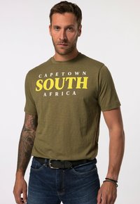 Olivově zelené tričko s nápisem "KAPSKÉ MĚSTO JIŽNÍ AFRIKA" v bílém a žlutém písmu, krátké rukávy a kulatý výstřih.