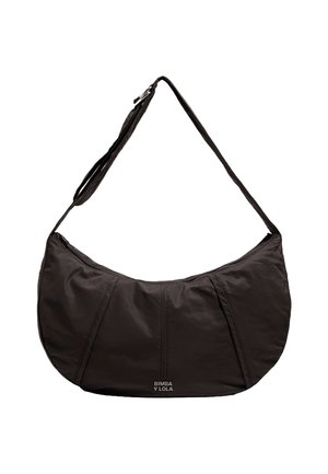 Bolso hobo de nailon negro con forma curva, cierre de cremallera y una correa ancha; presenta costuras acolchadas y un logotipo en la parte inferior.