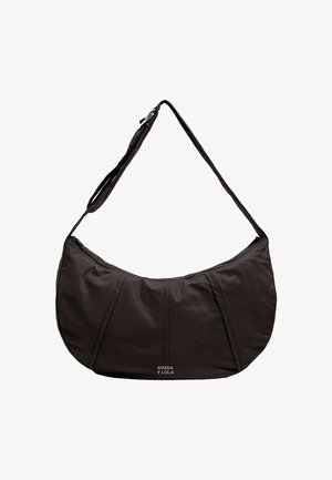 Schwarze Nylon-Hobo-Tasche mit geschwungener Form, Reißverschluss und breitem Tragegurt; verfügt über gesteppte Nähte und ein Logo am Boden.