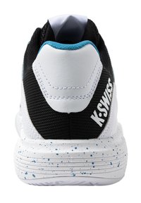Chaussure de sport pour homme avec une tige en maille noire, un panneau de talon blanc et des accents bleus ; présente une semelle texturée parsemée de speckles bleus.