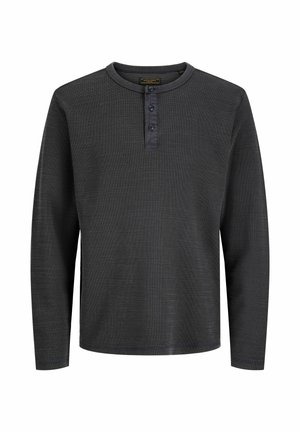 T-shirt Henley à manches longues gris foncé avec col rond et patte à trois boutons au centre devant.