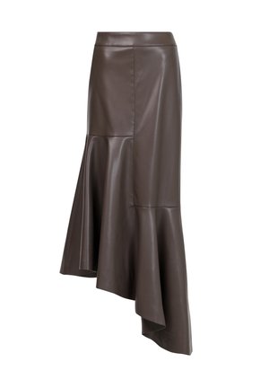 Jupe midi en faux cuir marron avec un ourlet asymétrique, une partie inférieure évasée et une taille ajustée. Texture lisse et design structuré.