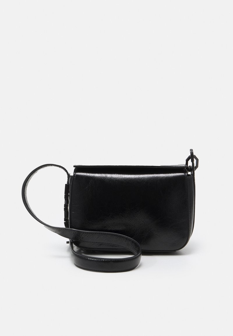 Sac en cuir noir en bandoulière, forme rectangulaire, texture lisse, sangle ajustable, fermeture éclair, design minimaliste, sans accents matériels visibles.