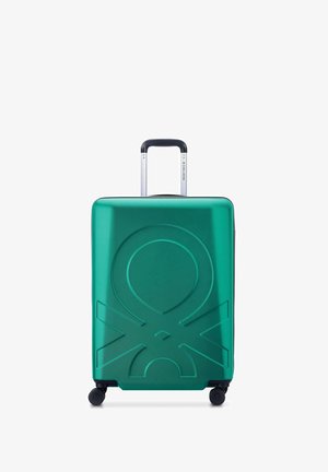 Maleta rígida verde con patrón geométrico texturizado, asa retráctil y cuatro ruedas para mayor movilidad. Diseño duradero y ligero.