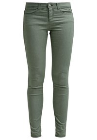 Slim-fit oliivinvihreät farkut, joissa on sileä, hieman kiiltävä pinta. Ominaisuuksiin kuuluu napitus ja viiden taskun muotoilu, mukaan lukien etu- ja takataskut.