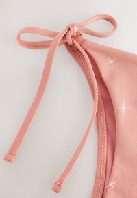 Roza gornji dio bikinija s teksturiranim tkanjem, podesivim trakama i glatkom unutarnjom postavom. Sjajni detalji naglašavaju dizajn.